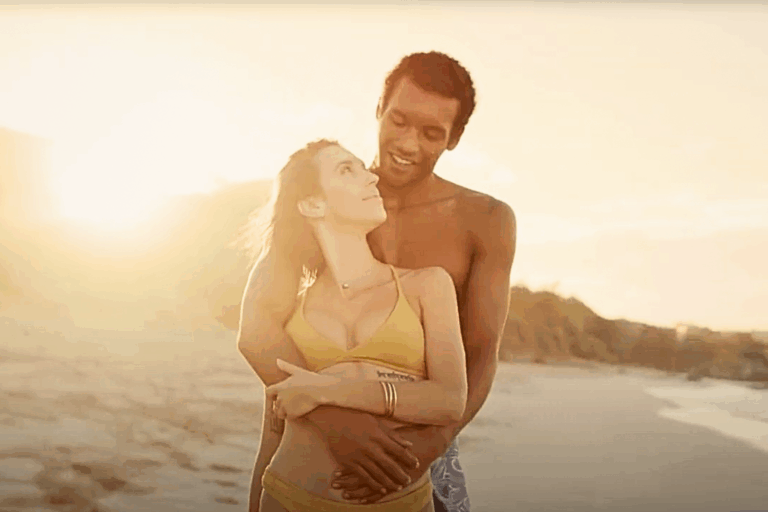 Mann hält Frau im Arm